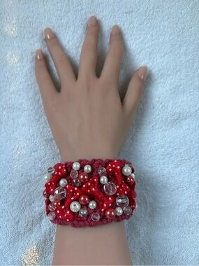 Handmade Red Crochet Statement Cuff •
Bracelet en crochet fait à la main